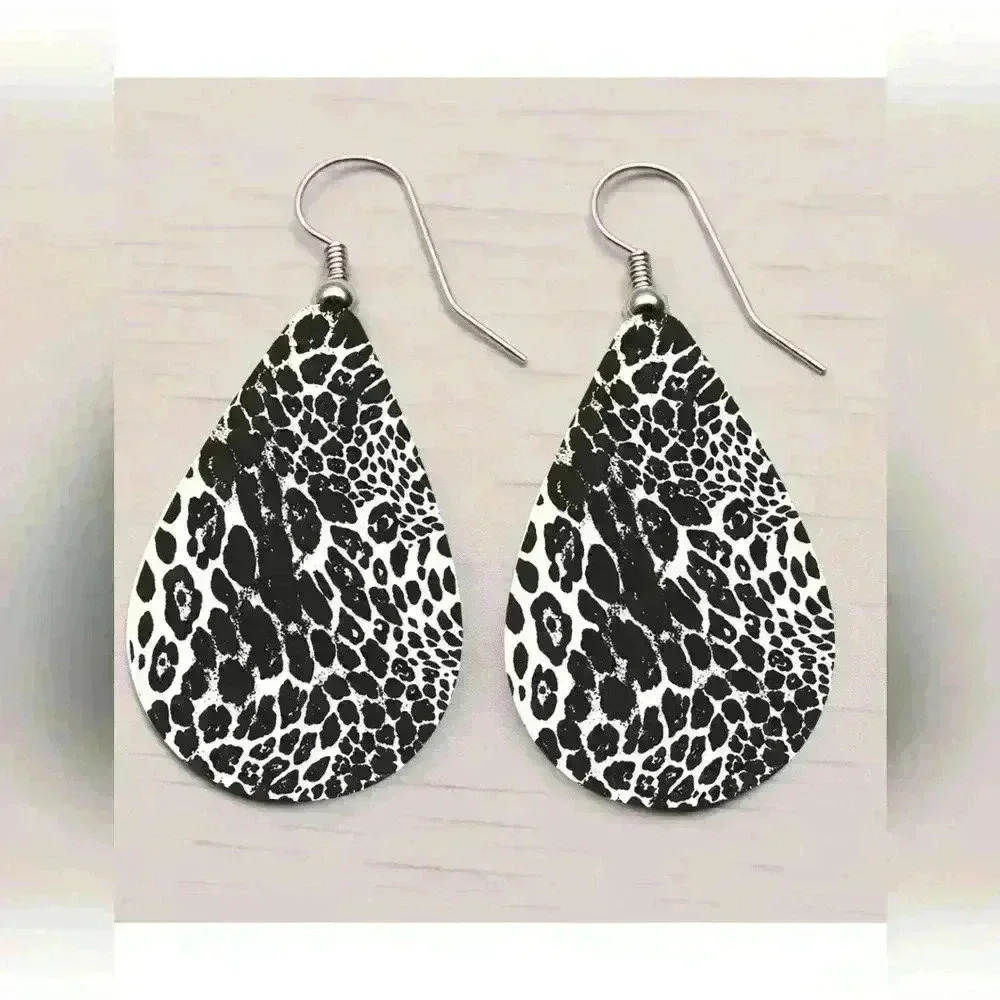 Southwestern black and white aninal printed tear drop pendant earrings - Picture 2 of 2